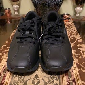 Excellent condition men black puma  size 12 sneakers.